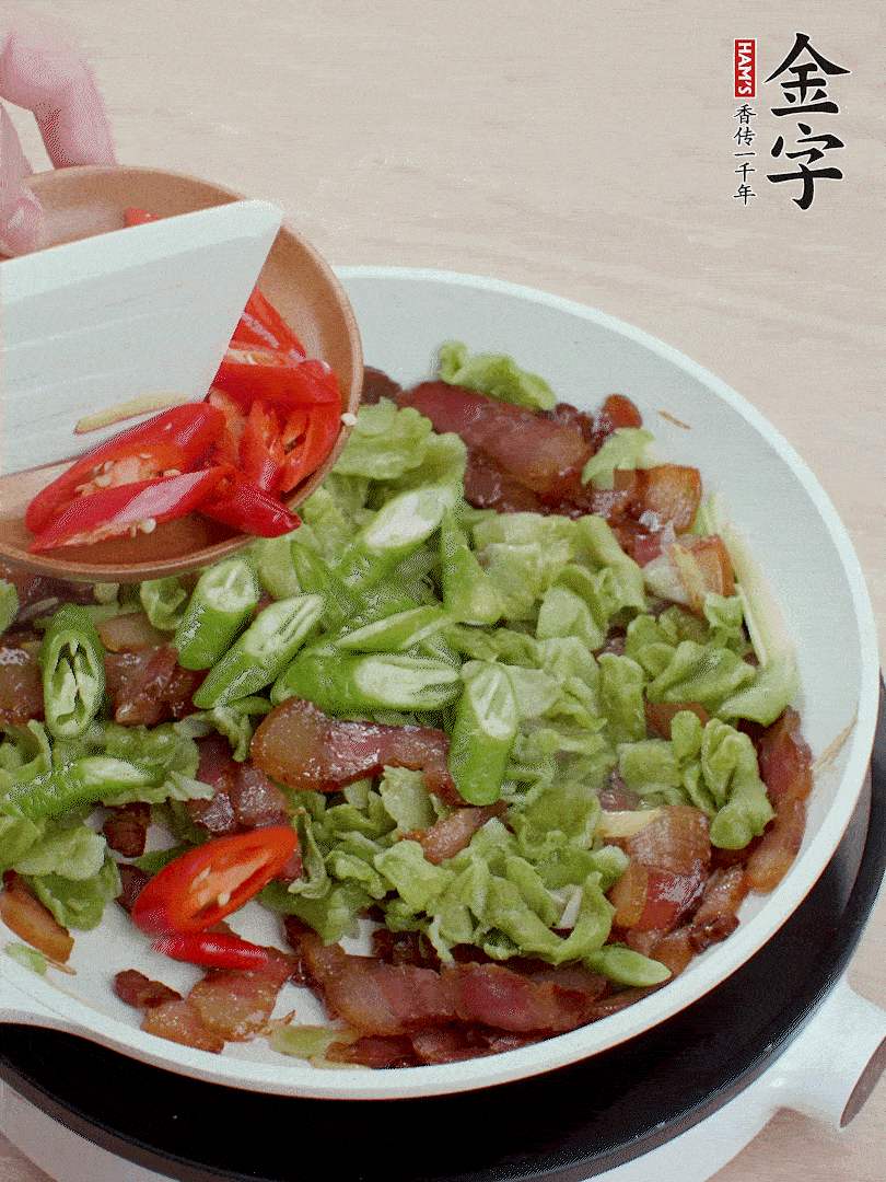 放萵筍干、青紅椒圈爆炒1分鐘。