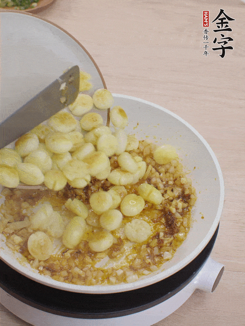 下小土豆翻炒均勻。