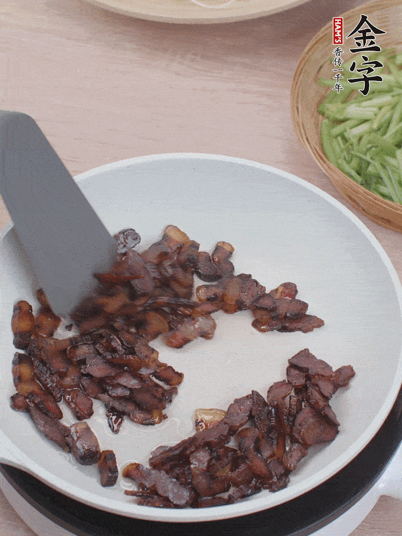 起鍋熱油，煸香醬油肉。