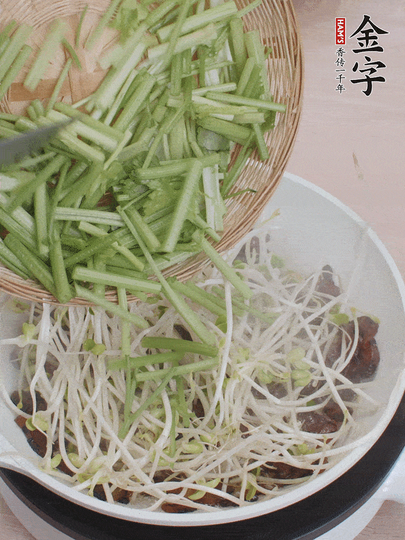 下豆芽、香芹翻炒均勻。