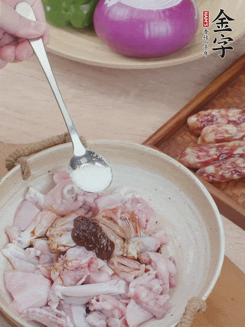 牛蛙塊加1勺柱候醬、1勺生抽、1/3勺白砂糖腌漬20分鐘。