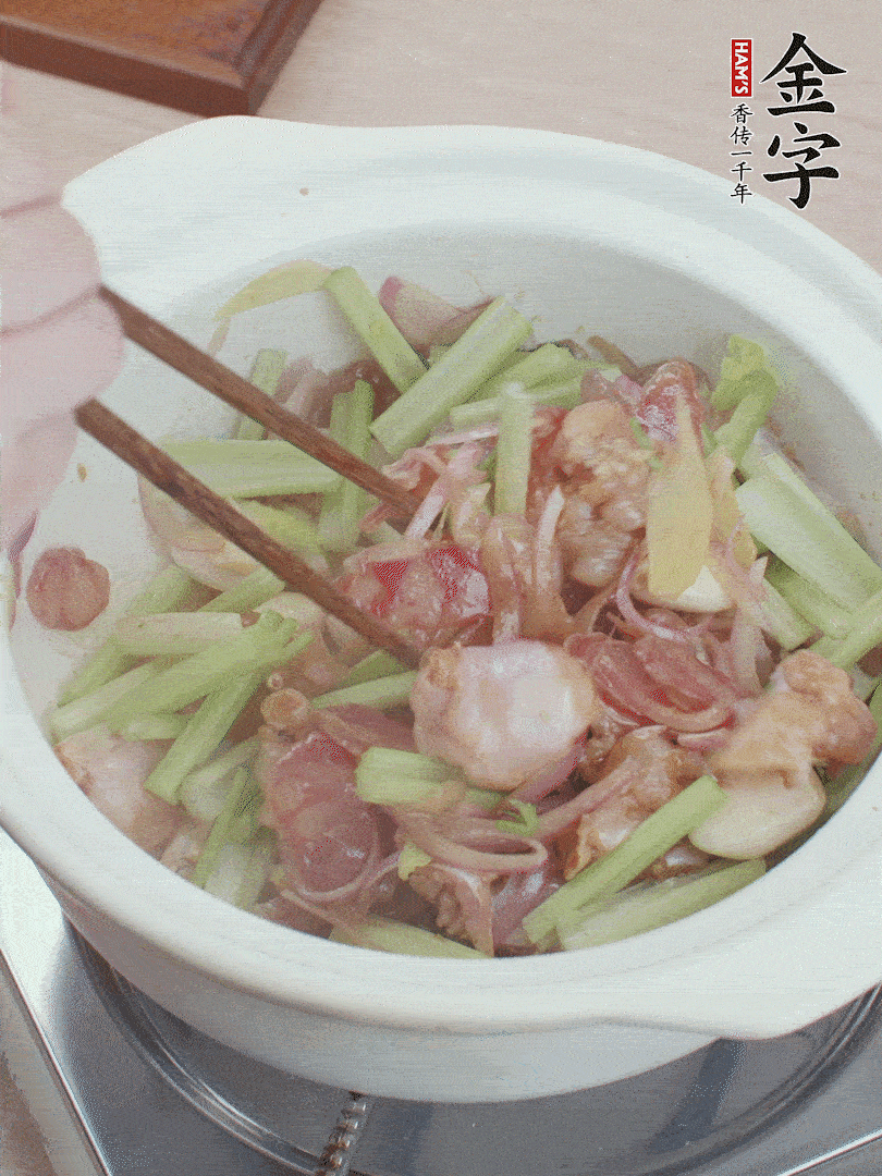 下牛蛙、芹菜、香腸翻炒。