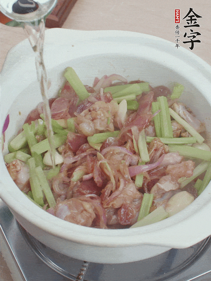 牛蛙變色后，淋點啤酒，加蓋后調(diào)小火燜10分鐘。