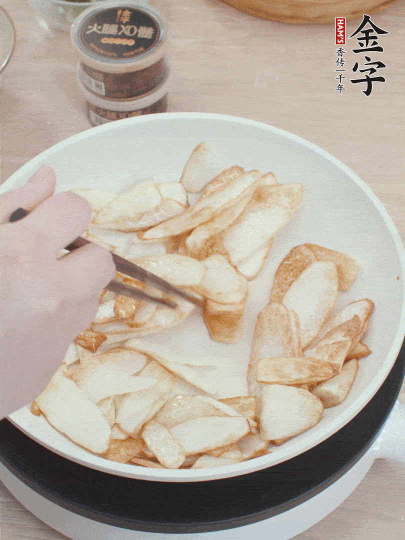 鍋中熱油，山藥煎至兩面金黃。