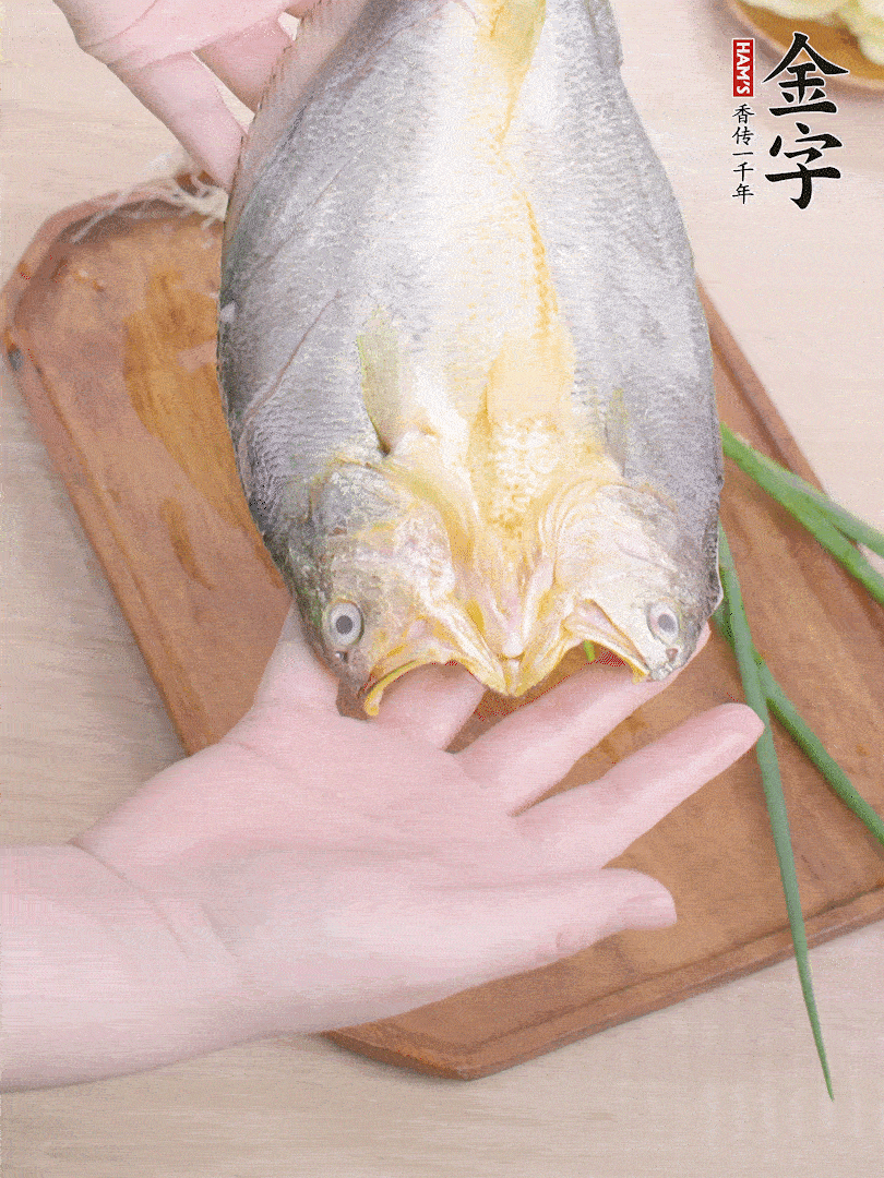 黃魚背部開(kāi)刀，洗凈切花刀。適量鹽涂抹魚身兩面。