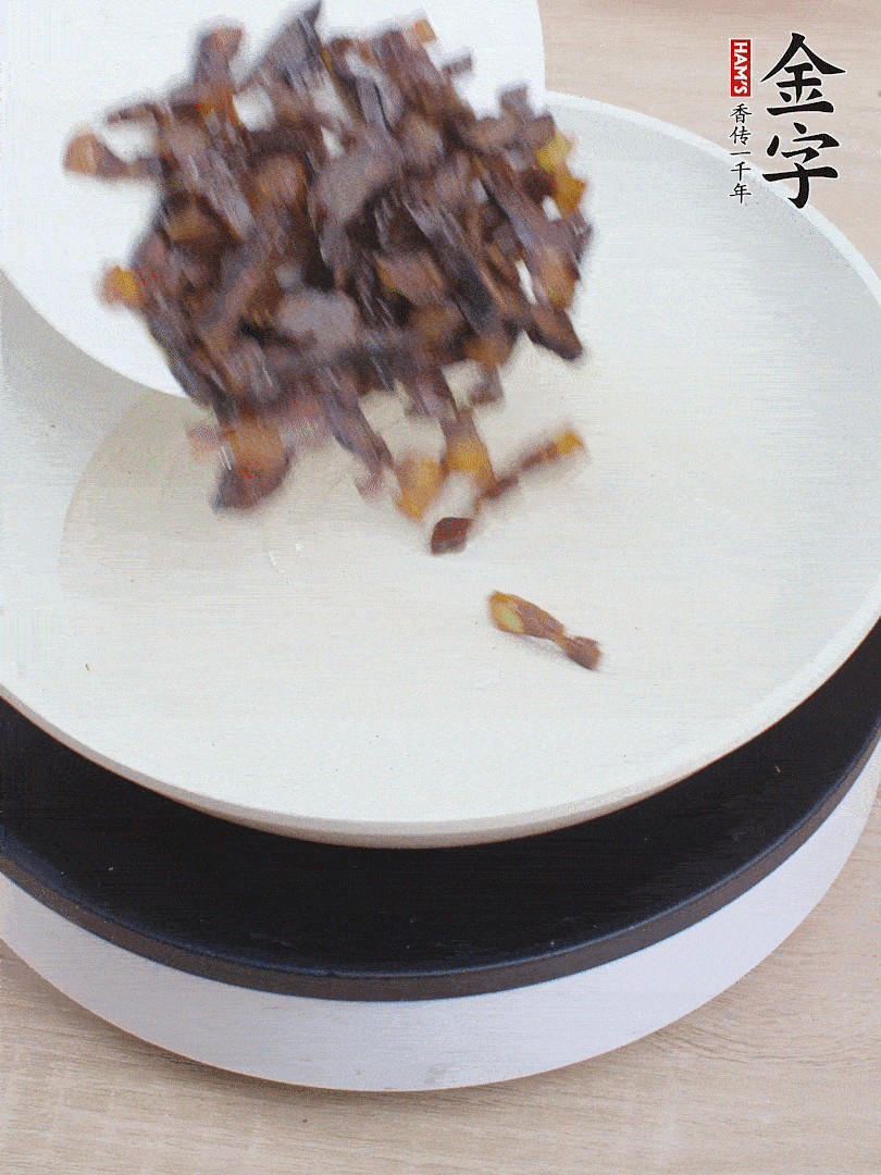 油熱倒醬油肉，編出香味。