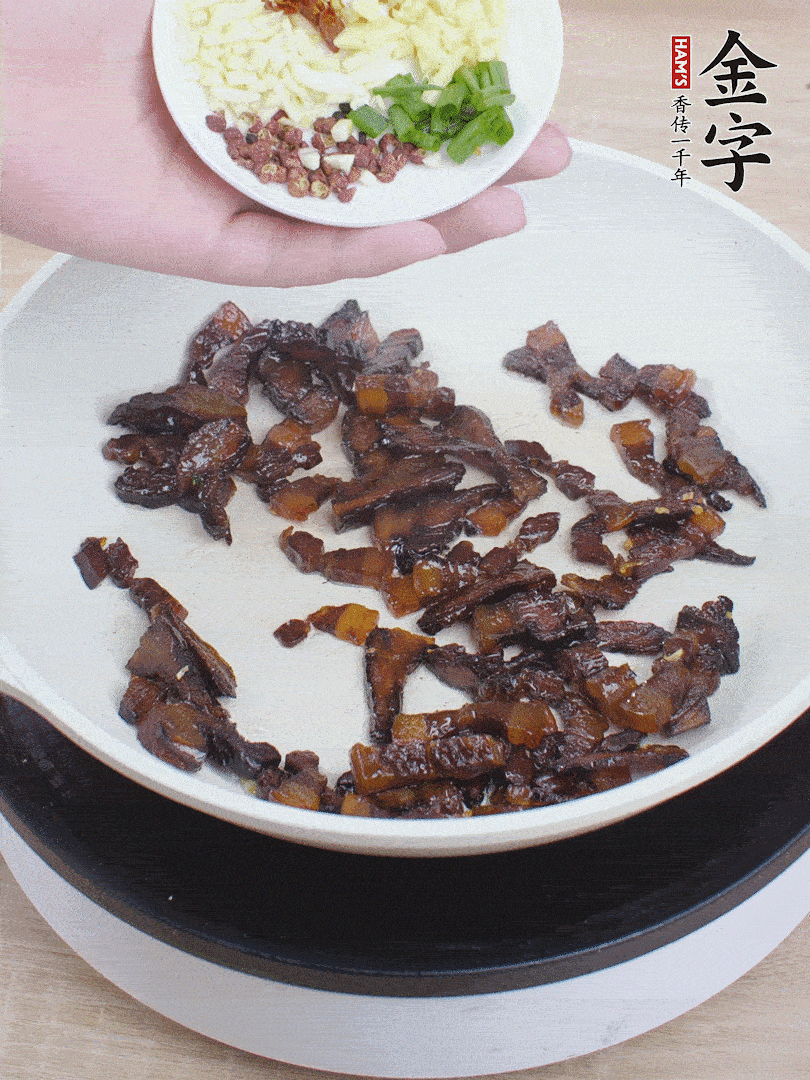 下蔥姜蒜、干辣椒、花椒粒炒香。