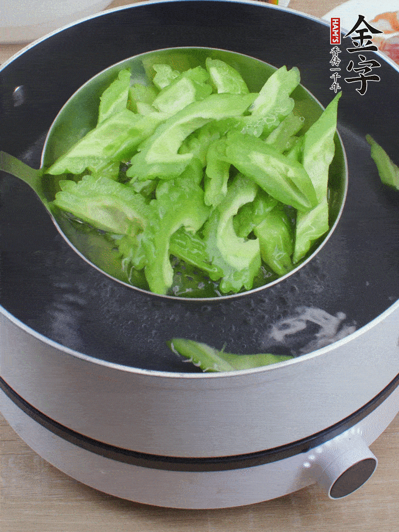苦瓜去瓤切小塊，開水中加鹽汆燙30秒。