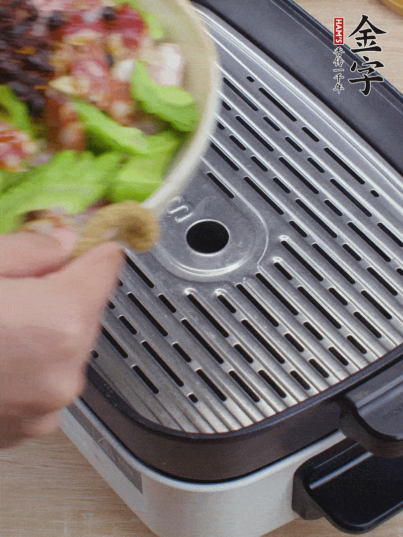 小排、苦瓜、香腸依次碼入，撒上豆豉蒸25分鐘。