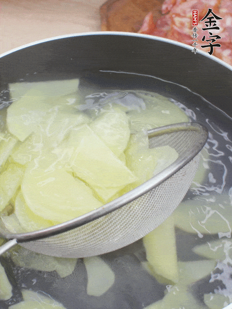 土豆去皮切片，汆燙1分鐘。香腸切薄片。