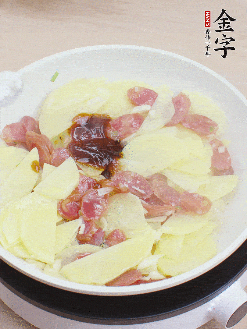 下土豆片，1勺生抽、1勺蠔油、1/3勺鹽、1/3勺糖炒至入味。