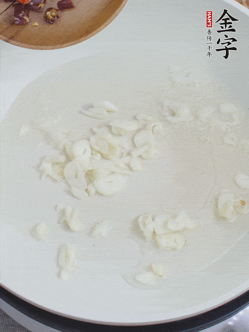 藕去皮，切成1cm見方的丁，放入清水浸泡。美人椒切圈。蒜切成末。