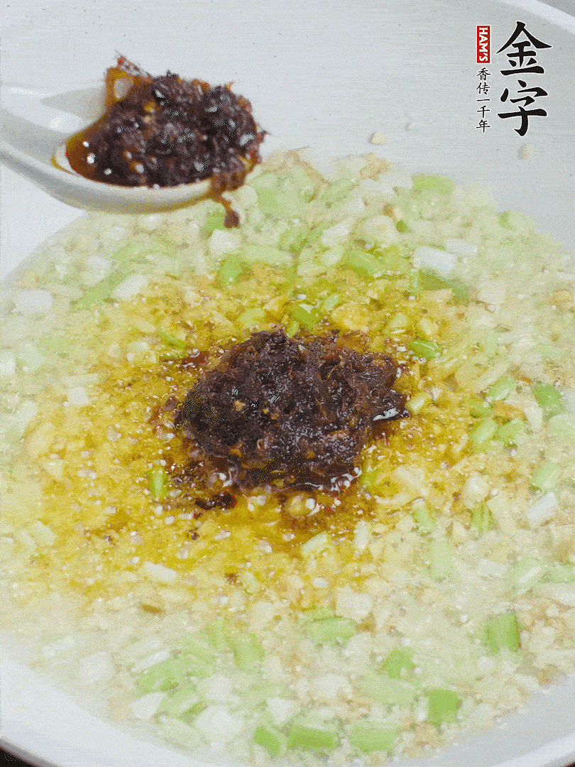 下蔥姜、1大勺金字火腿大師醬爆香。