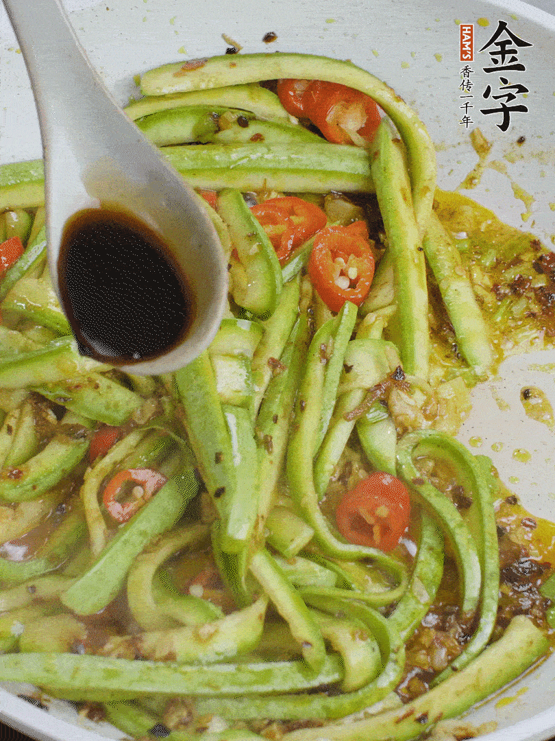 下西葫蘆，加1勺生抽、半勺蠔油、辣椒圈翻炒至斷生。