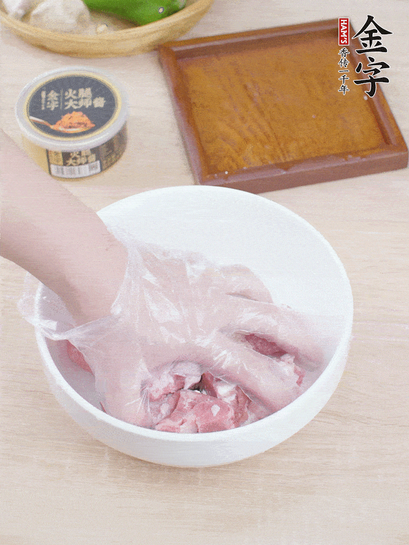 豬小排，加1勺料酒、1勺蠔油、1/3勺白胡椒粉、淀粉，抓拌均勻腌漬30分鐘。青椒去蒂去籽切塊。洋蔥去皮切塊。