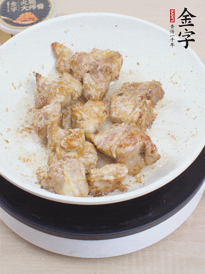 油4成熱，下小排煎炒至邊緣微微發(fā)焦。