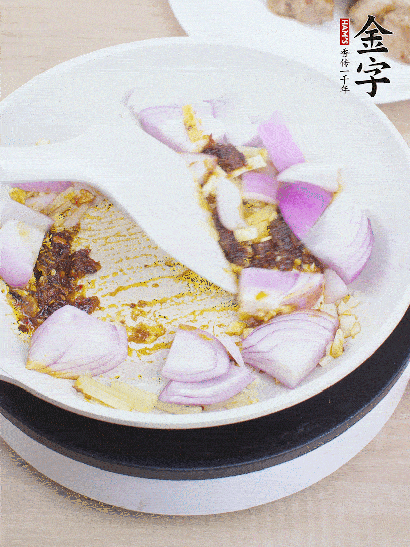 另起一鍋，姜、蒜末、1勺金字火腿大師醬、洋蔥塊炒香。