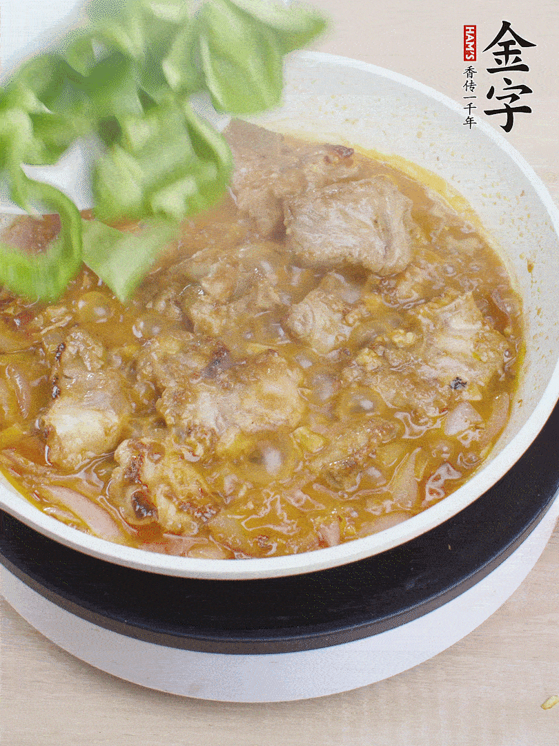 下青椒，翻炒炒至湯汁收干。