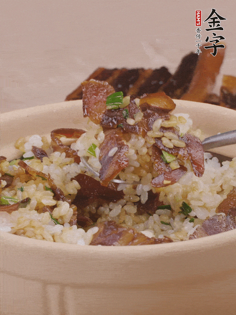 揭蓋后撒點蔥花裝飾，趁熱拌勻。