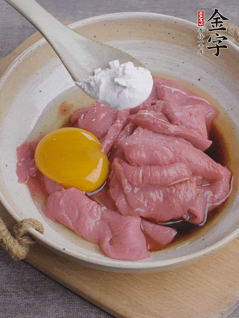 牛肉切片，雞蛋1個(gè)、水2勺、料酒1/2勺、生抽1/2勺、生粉1勺腌15分鐘。