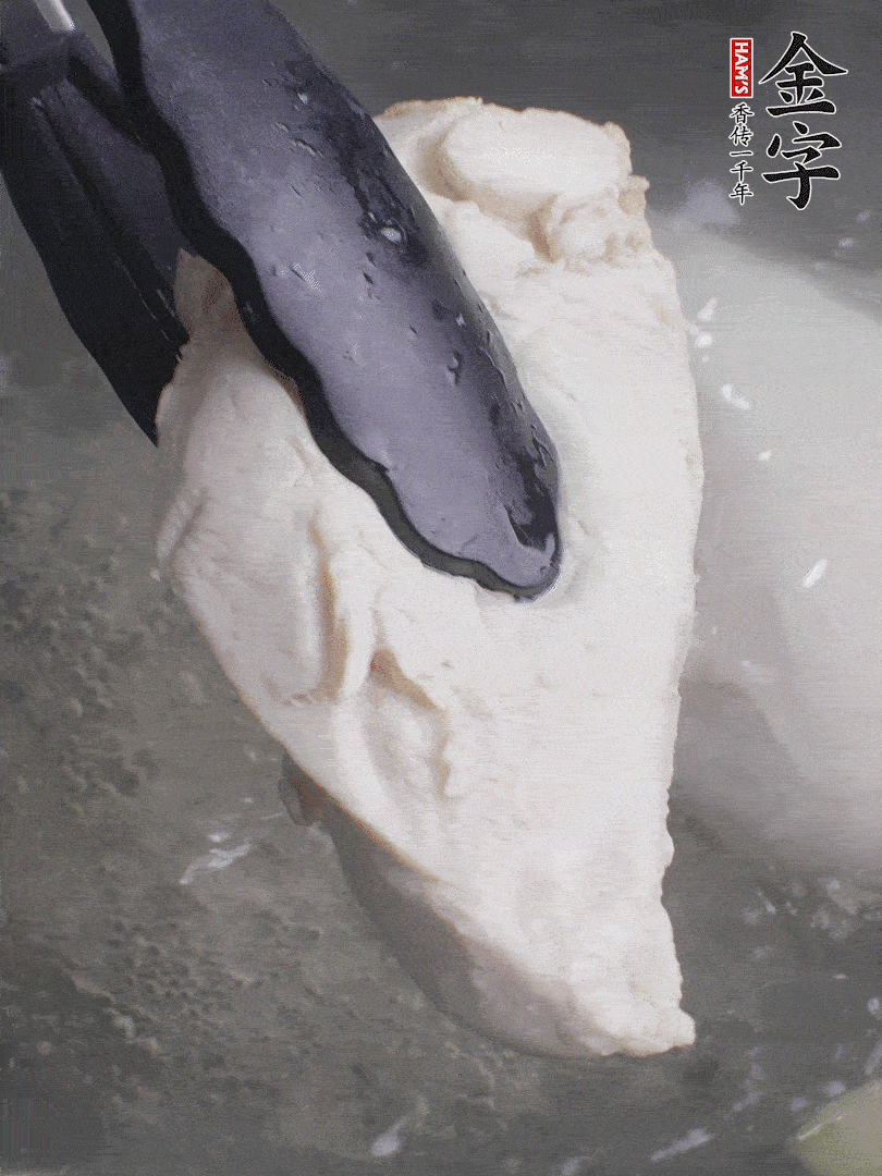 雞胸肉冷水下鍋，加姜片煮熟。過冰水撕成細(xì)絲。