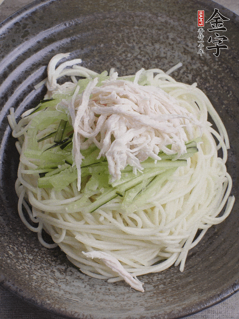 堿水面（熟）倒入大碗中，鋪上黃瓜絲、雞絲。