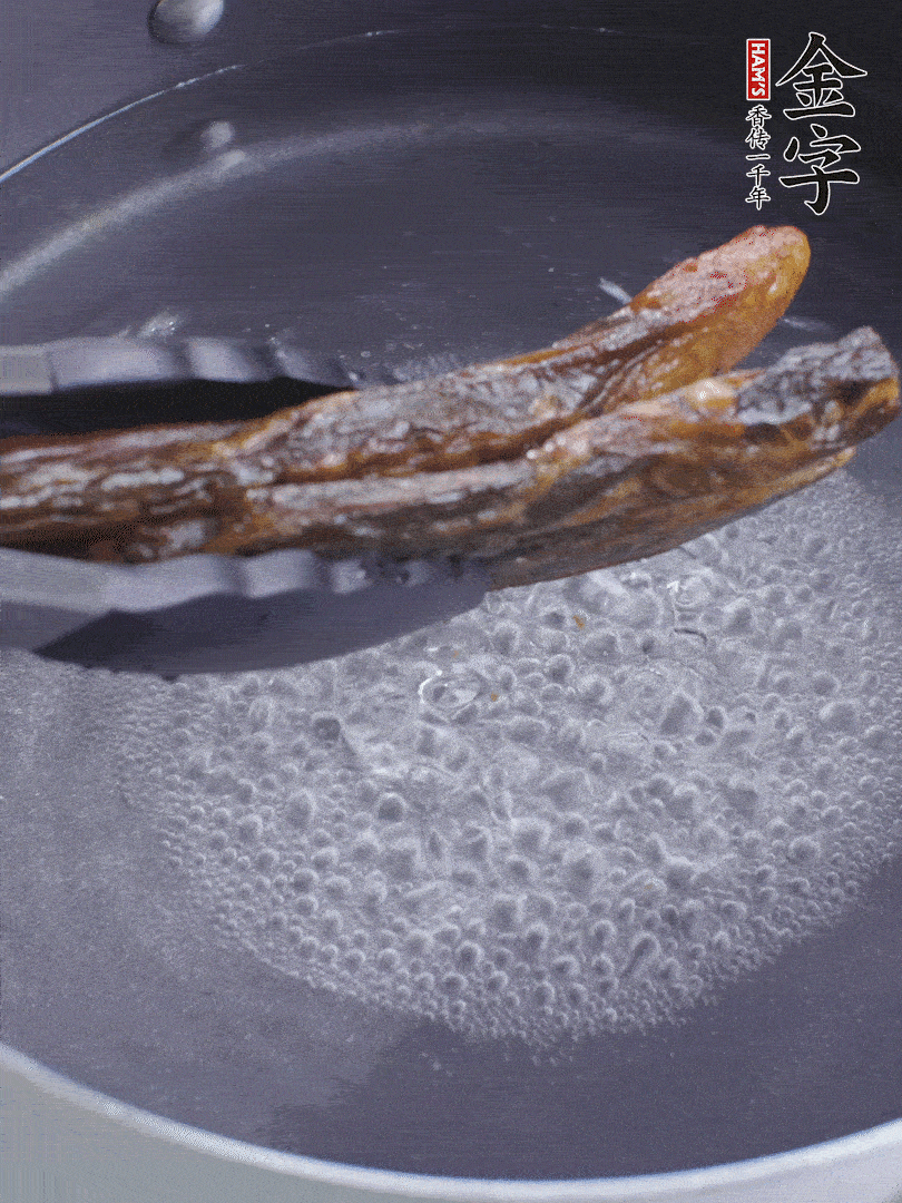金字醬油肉水煮15分鐘，切薄片。