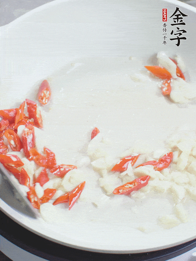 冷鍋熱油，下辣椒、大蒜煸香。