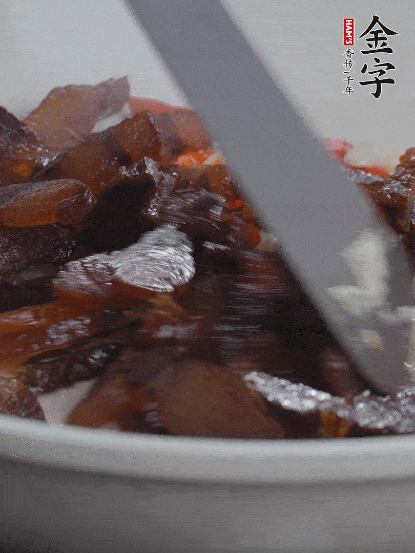 下醬油肉，煸出油脂。