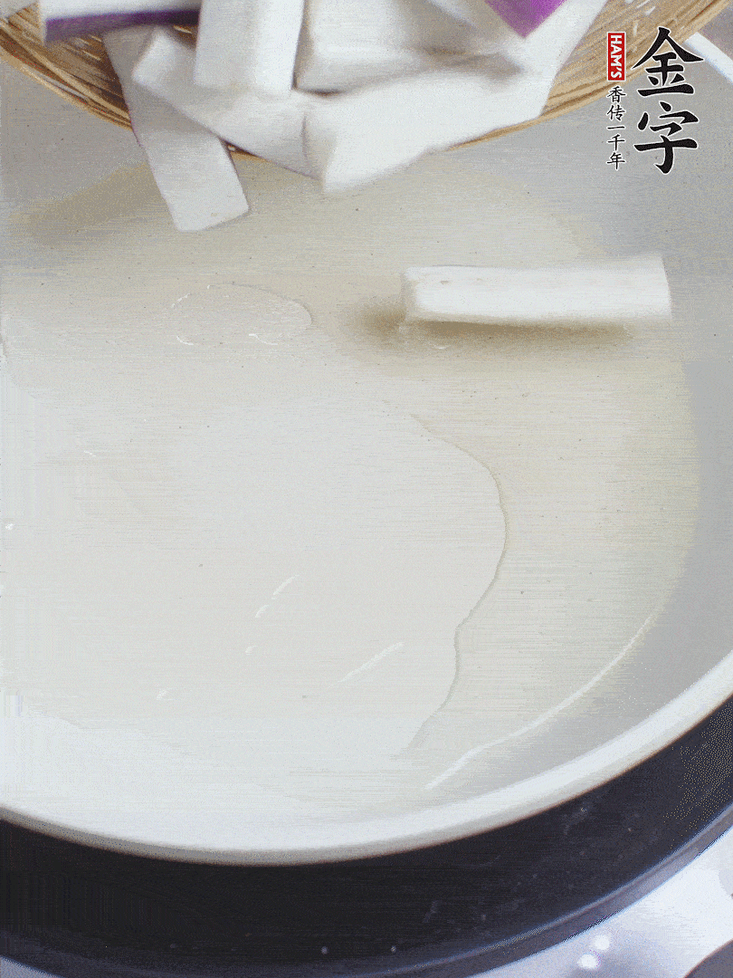 杭茄洗凈去蒂，縱向剖成4份，切成長10cm左右的段。白洋蔥切絲。口蘑洗凈去掉柄。紅椒切菱形片。