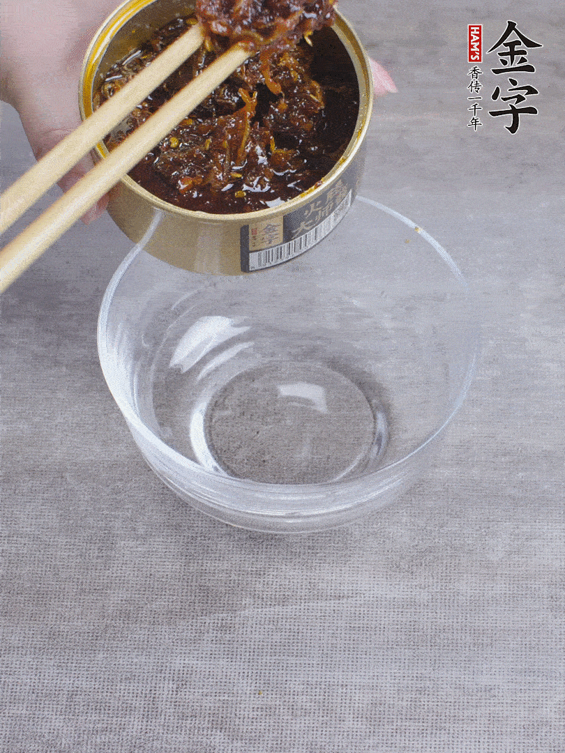 金字火腿大師醬2勺、醬油1勺、白砂糖1/2勺調(diào)勻。