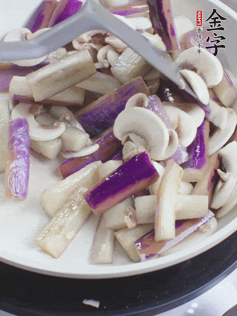 油五成熱，放茄子和口蘑煸至軟縮，取出備用。