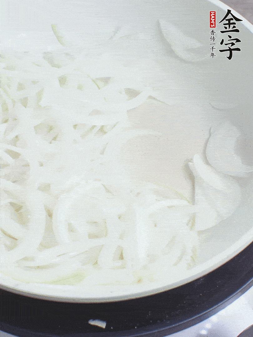 油熱下洋蔥絲、紅椒炒出香味。