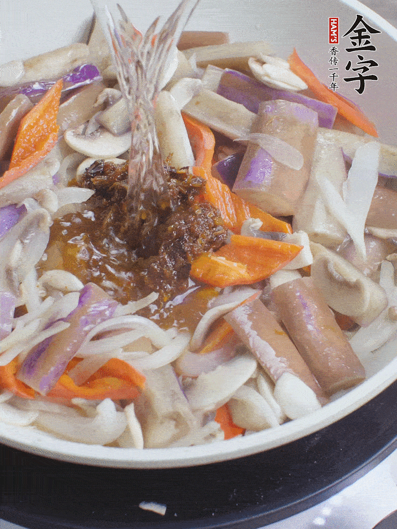 下茄子、口蘑，淋入料汁，加熱水份收干。