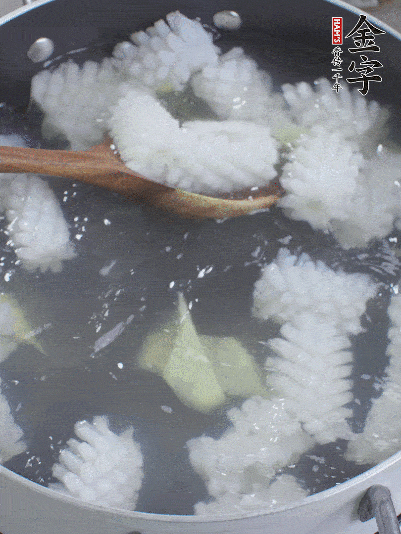 魷魚解凍后，加姜片、料酒汆燙30秒。