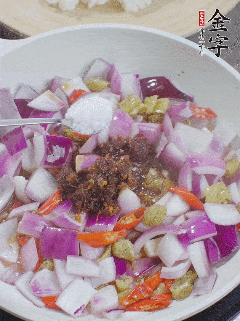 加1大勺金字火腿大師醬、2勺生抽、1勺糖，翻炒。