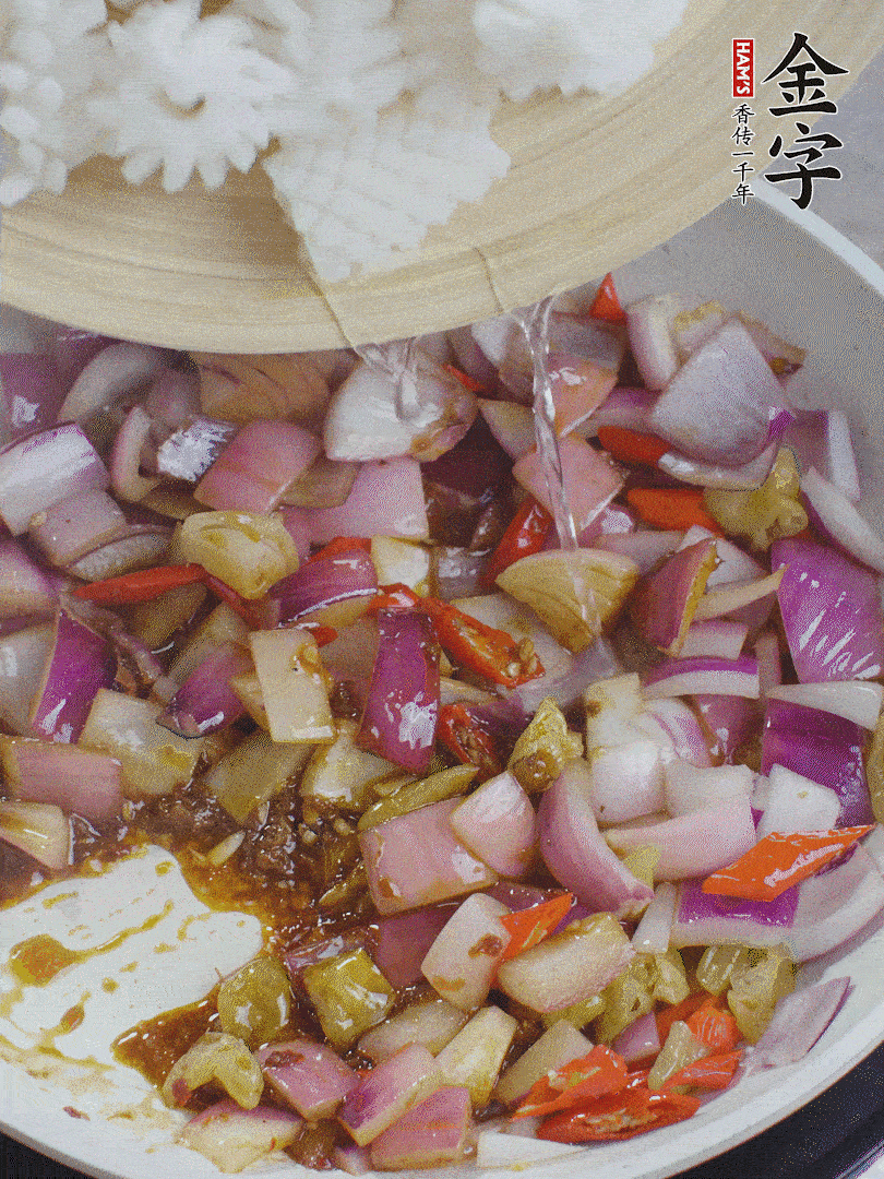 下魷魚花，2勺料酒炒勻。