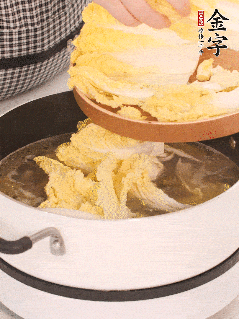 放入娃娃菜、金針菇再燉煮5分鐘。