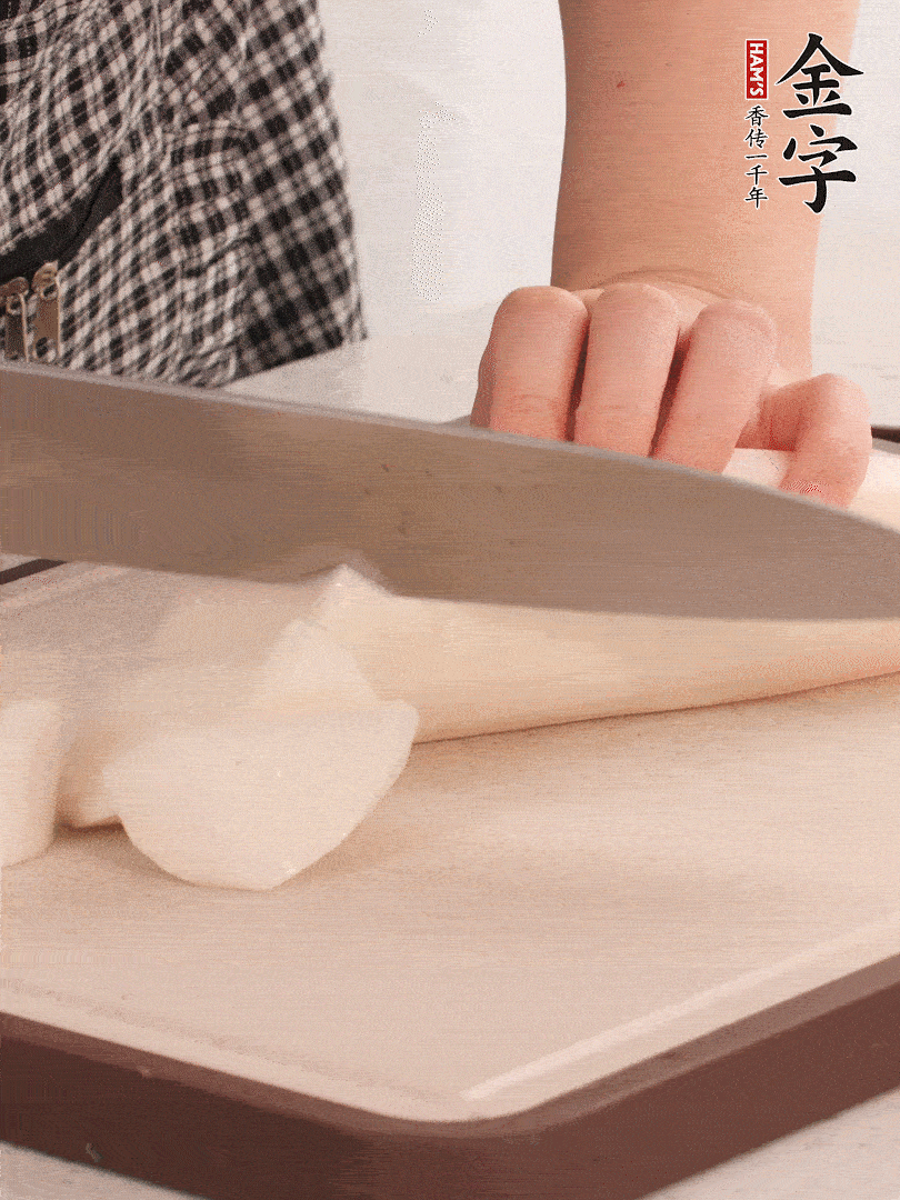 蘿卜切塊，火腿切片。