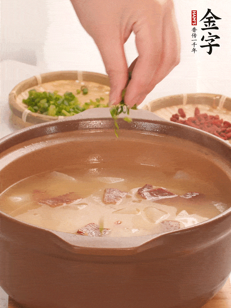 最后點(diǎn)綴點(diǎn)小蔥花、枸杞，增色提味。