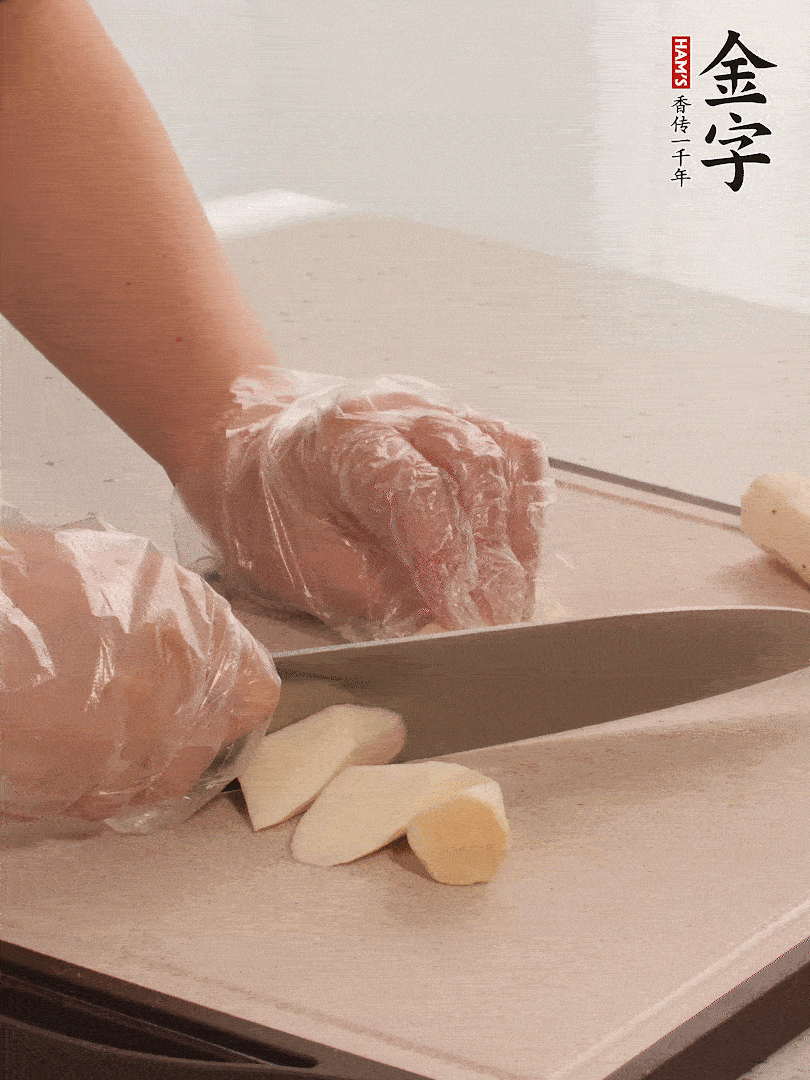 鐵棍山藥洗凈削皮，切斜刀塊。