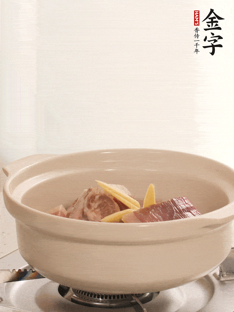 湯鍋放入排骨、火腿、姜，加適量水。煮開后轉(zhuǎn)小火燉40分鐘。