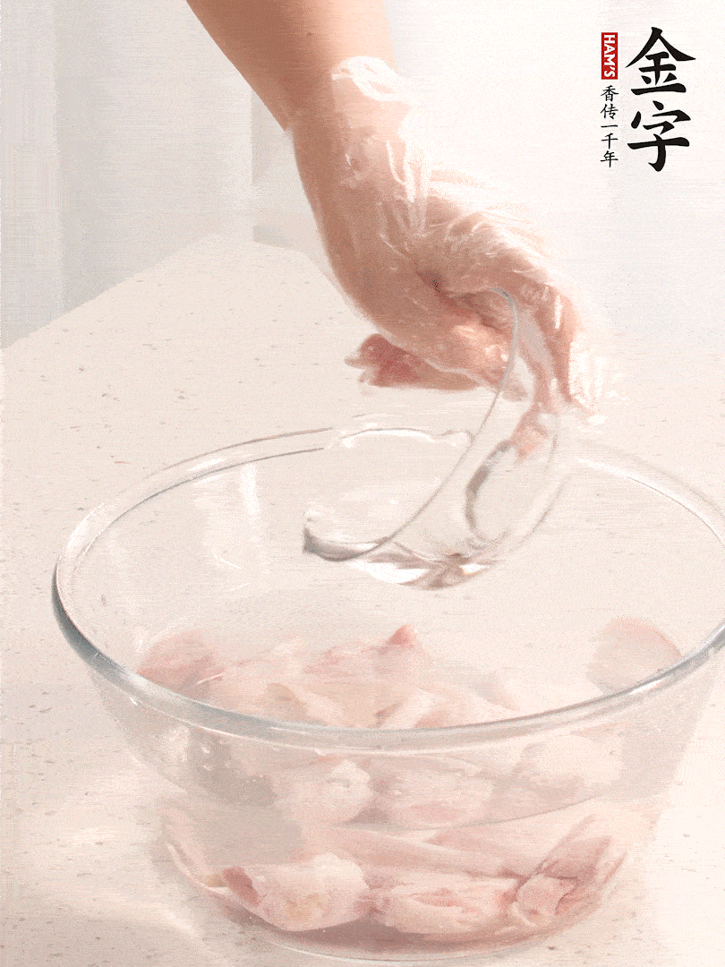 豬蹄除去雜毛、刮去油膩，斬成大塊，冷水浸泡半小時(shí)出血水，冷水下鍋，放入姜片、醋去腥，水燒開大約2分鐘，撈出。（白醋能夠讓豬蹄更白凈）