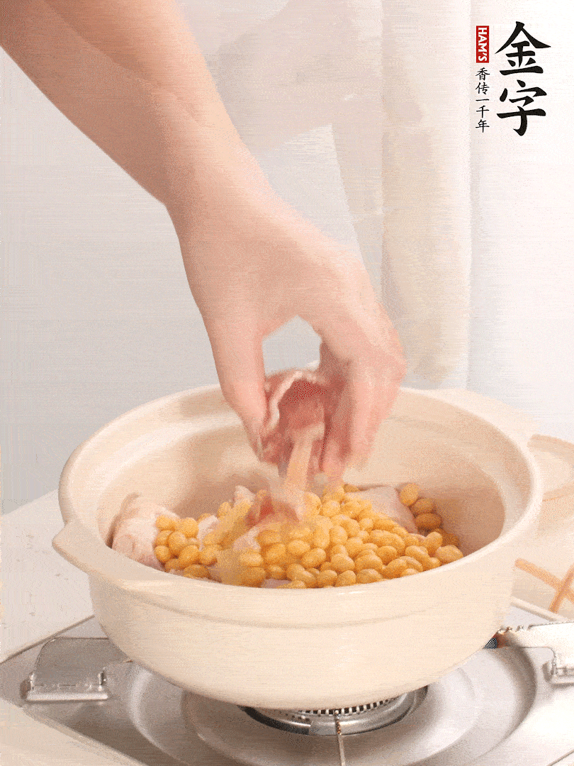 湯鍋放入豬蹄、姜片，加入黃豆、火腿，倒入足量的清水、適量料酒。