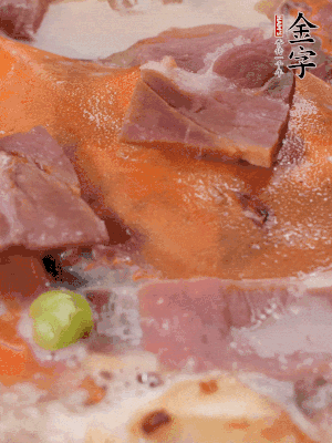 放適量料酒、清水煮到沸騰，再下蟹塊燜煮8分鐘。