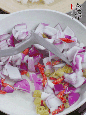 冷鍋熱油，下洋蔥、小米辣、泡椒，炒出香味。