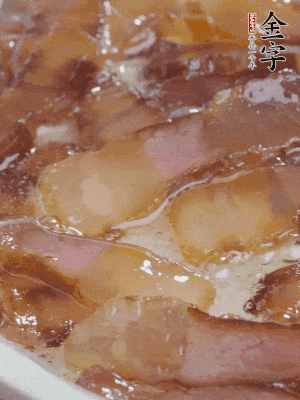 油5成熱，醬油肉煸香。