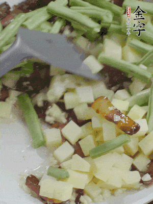 下蒜末、豆角、土豆塊翻炒。