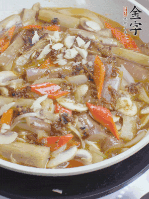 撒蒜末、香菜末。