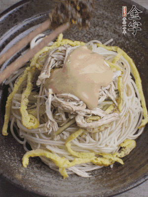 生抽1勺、醋1勺、芝麻醬1勺、金字火腿大師醬1勺。